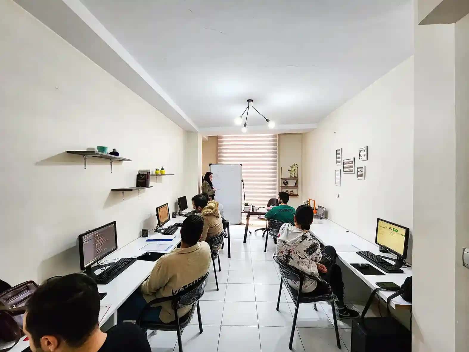 کلاس آموزشی و کارآموزی در دفتر باران